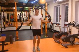 Wintertraining – Piotr Kula trainiert mit Battle-Ropes