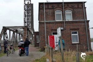 Frachter rammt die Friesenbrücke in Weener / Ems