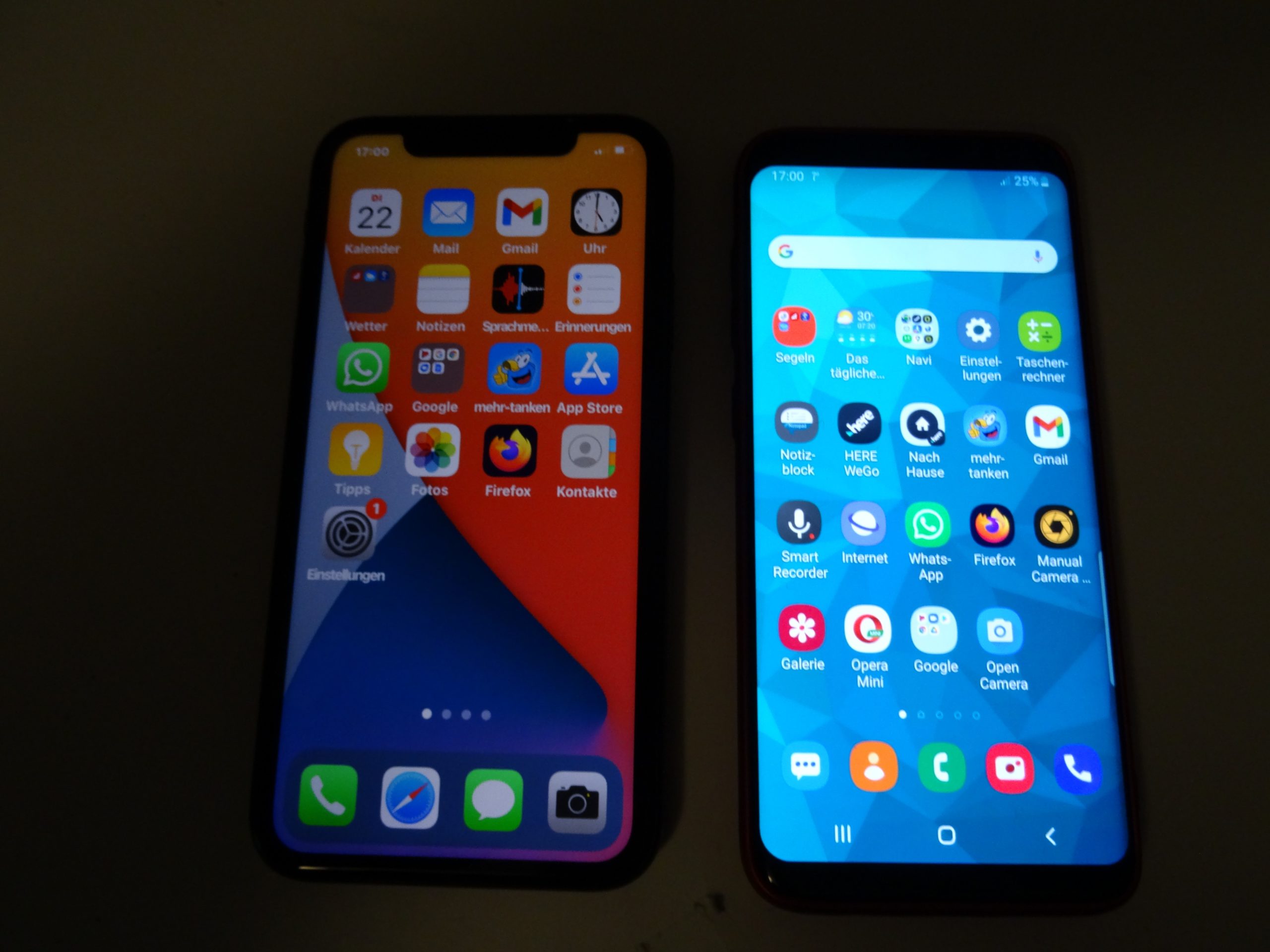 iPhone 11  vs  Samsung S8 - U...