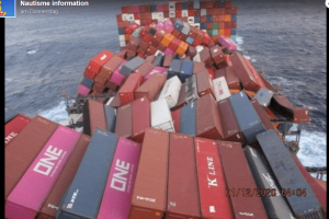 Gefahr für die Navigation, hunderte von Containern am Meer…