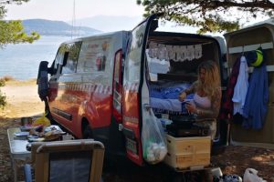 Camper Ausbau – Jutestoff statt schwerer Bretter als Verkleidung