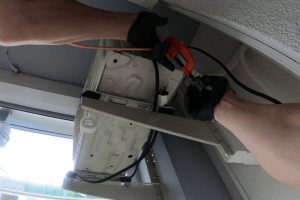 Und sie kann es doch!!   –  Splitklimagerät als Frau alleine montiert..