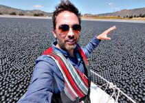 Warum befinden sich 96.000.000 schwarze Kugeln auf diesem Reservoir?