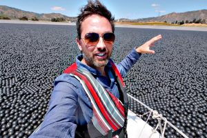 Warum befinden sich 96.000.000 schwarze Kugeln auf diesem Reservoir?