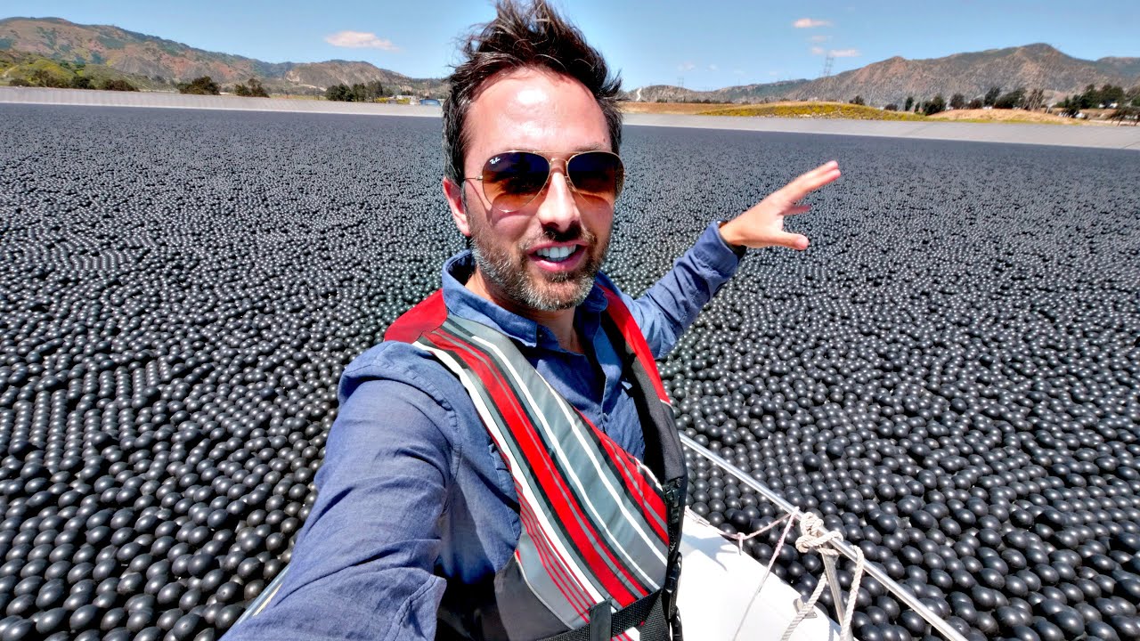 Warum befinden sich 96.000.000 schwarze Kugeln auf diesem Reservoir?