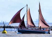 Emden Segeln auf der Ems am Geisedamm zwischen Emsfahrwasser und Dollart Ditzum am Horizont