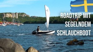 Mit aufblasbarem Segelboot du...